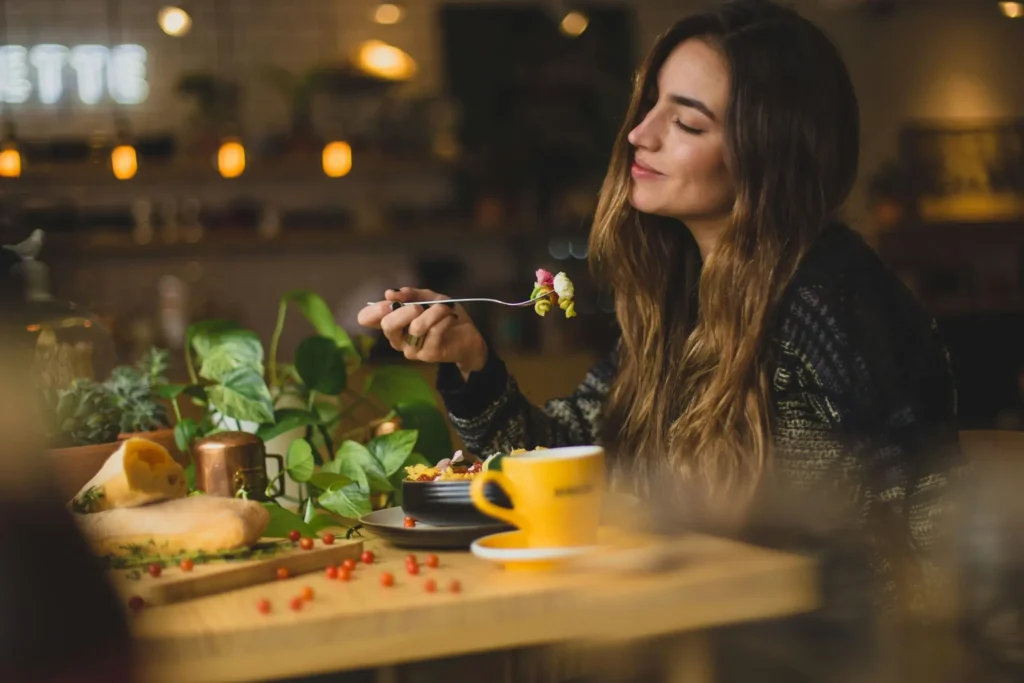 Person genießt eine Mahlzeit im Restaurant